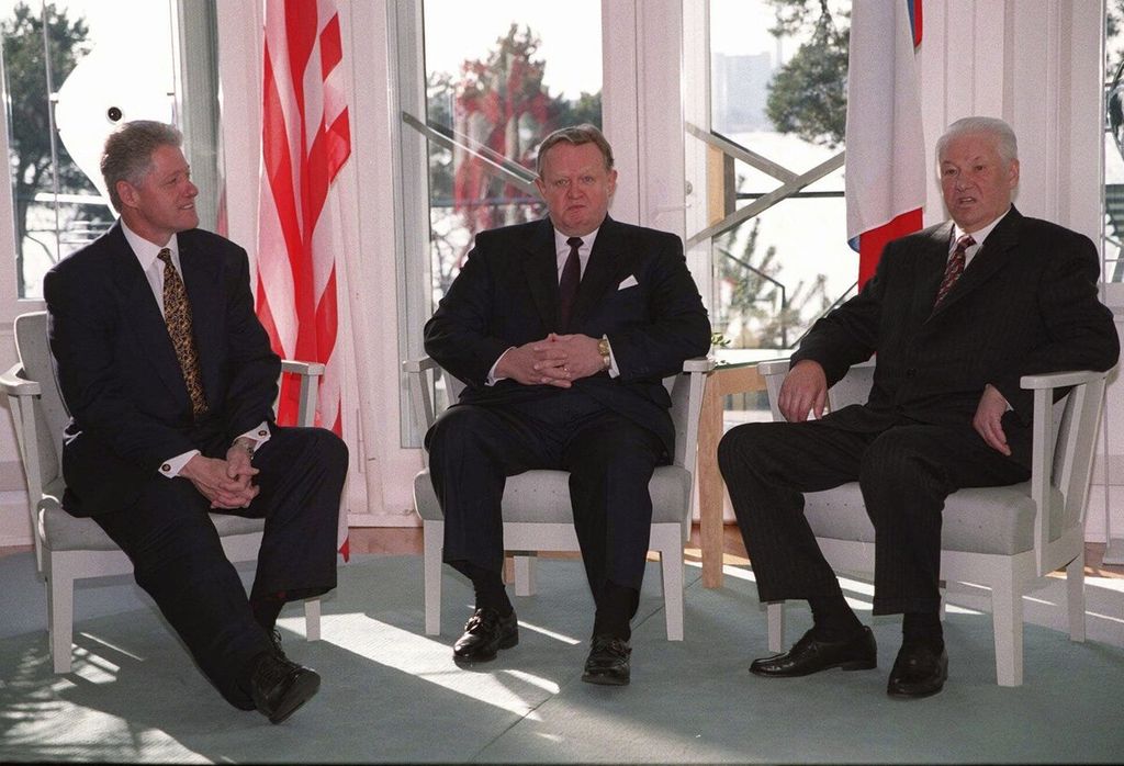 Presiden AS Bill Clinton (kiri), Presiden Finlandia Martti Ahtisaari (tengah), dan Presiden Rusia Boris Yeltsin berfoto bersama di kediaman kepresidenan Mantyniemi di pinggiran Helsinki, Finlandia, 21 Maret 1997. 