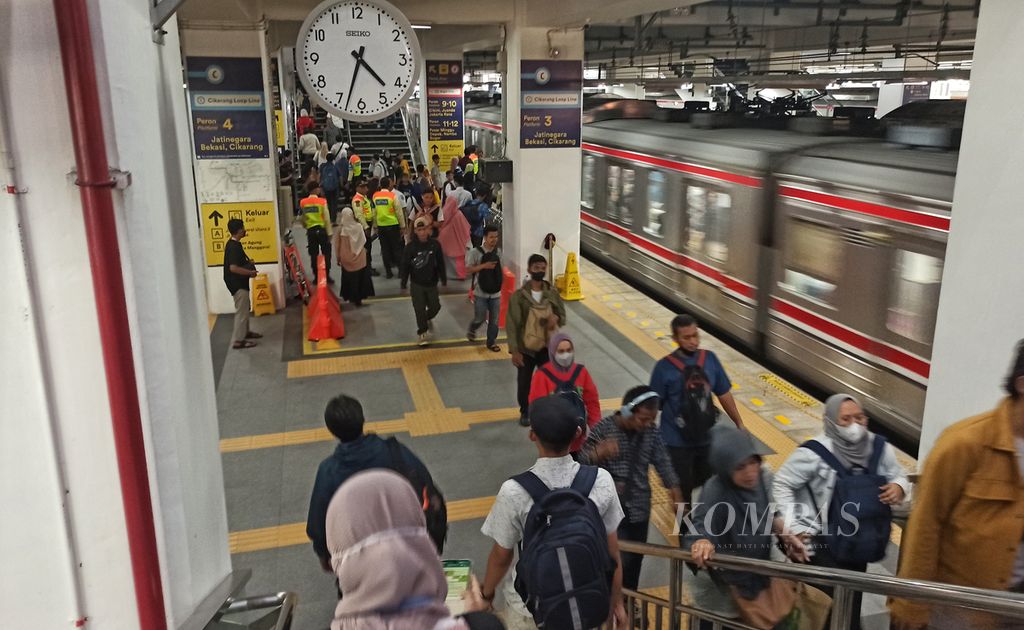 Suasana peron 1 yang menjadi perubahan peron KRL relasi Bekasi-Kampung Bandan di Stasiun Manggarai, Jakarta, Rabu (20/12/2023). 