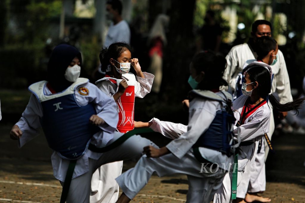 Anak-anak berlatih bela diri di halaman parkir Bintaro Plaza, Tangerang Selatan, Banten, dengan tetap mengenakan masker, Minggu (12/6/2022). Mereka tetap mematuhi disiplin protokol kesehatan dengan menggunakan masker walaupun pemberlakuan pembatasan kegiatan masyarakat (PPKM) berada pada level 1.
