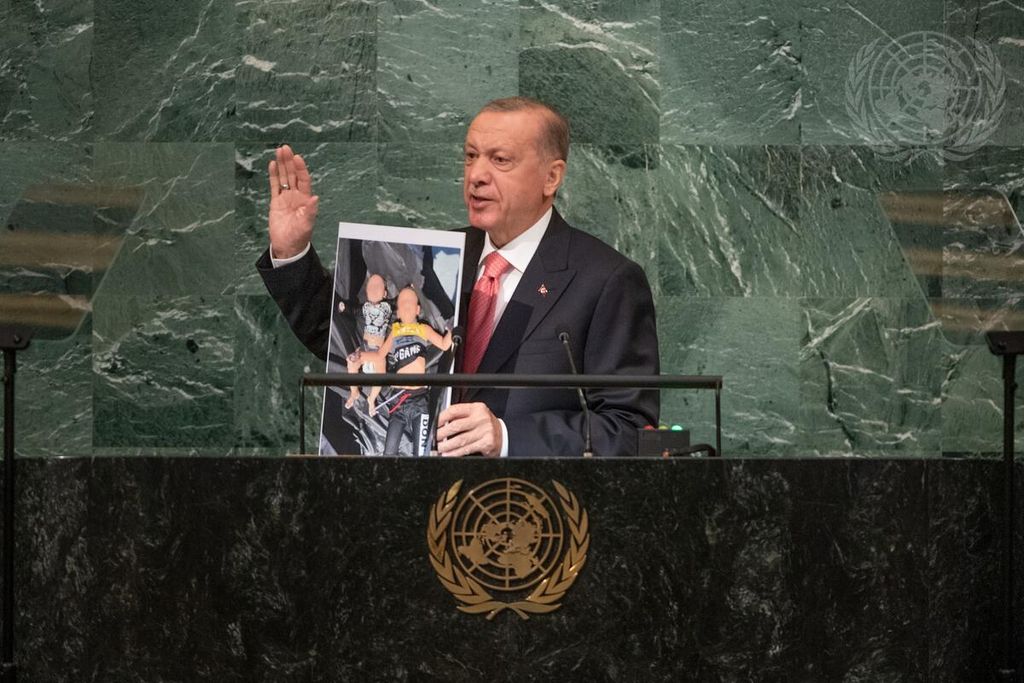 Presiden Turki Recep Tayyip Erdogan menyampaikan pandangan negaranya dalam Sidang Majelis Umum Perserikatan Bangsa-Bangsa, Selasa (20/9/2022), di New York, Amerika Serikat. Ia menyinggung soal konflik Suriah dan Palestina.