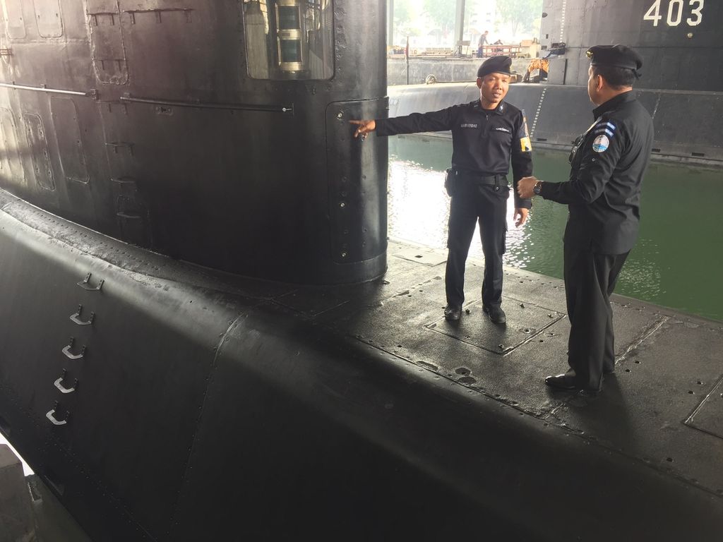 Personel KRI Alugoro-405 berbincang dengan seniornya, yakni anggota Paguyuban Hiu Kencana, mantan personel Satuan Kapal Selam Angkatan Laut, saat bahtera tempur maritim itu sandar di dermaga Satuan Kapal Selam Komando Armada 2, Surabaya, Jawa Timur, Senin (18/9/2023).