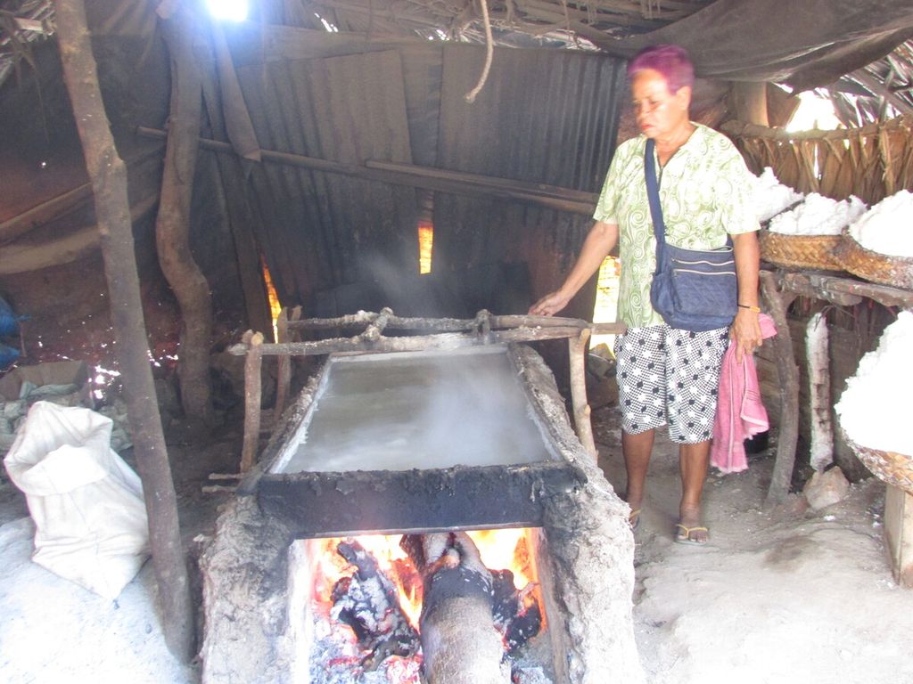 Perajin garam tradisional seperti Jane Ndun (54), warga Oebelo, Kabupaten Kupang, Kamis (18/11), sangat rentan mengalami kecelakaan kerja. Tetapi, Jane Ndun mengaku belum mendaftar sebagai peserta BPJS Ketenagakerjaan kecuali BPJS Kesehatan. 