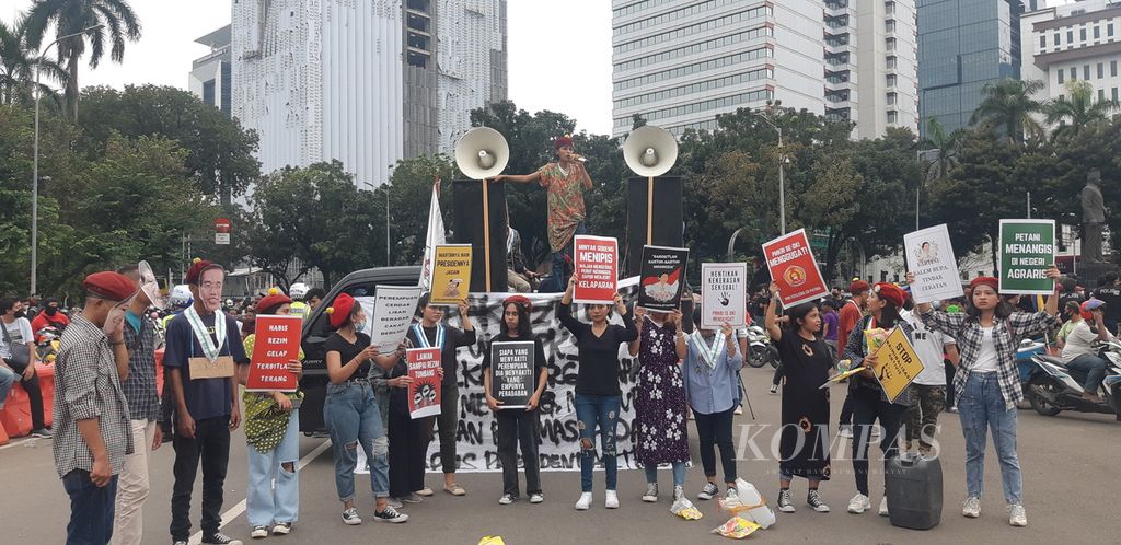Sekelompok mahasiswa perempuan berdemonstrasi di sekitar kawasan Monumen Nasional, Jakarta Pusat, bertepatan dengan Hari Kartini, Kamis (21/4/2022).