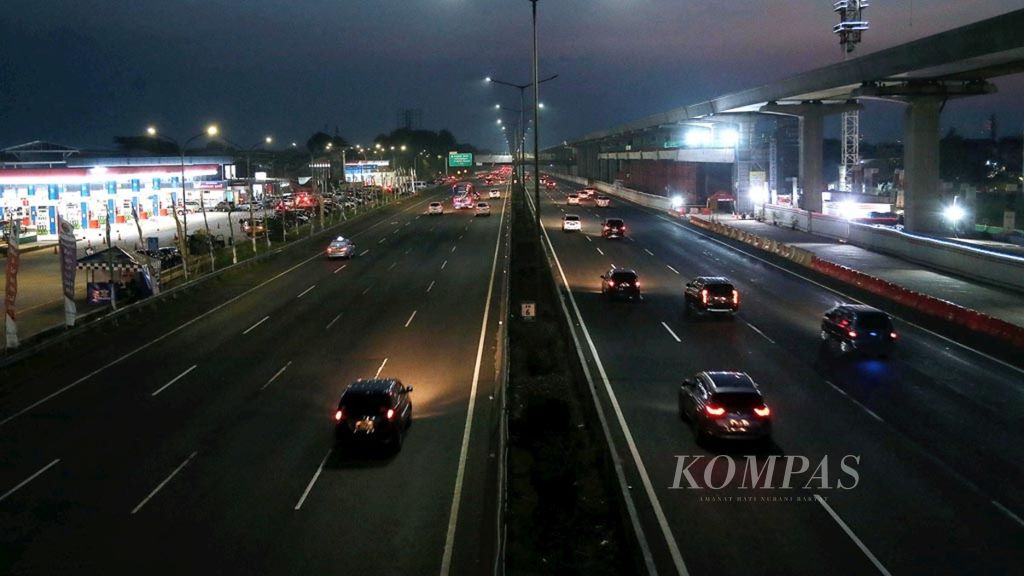 Dua ruas Jalan Tol Jakarta-Cikampek digunakan untuk menampung pemudik dari arah Cikampek menuju Jakarta terllihat di kawasan Jati Bening, Bekasi, Jawa Barat, Selasa (19/6/2018). 
