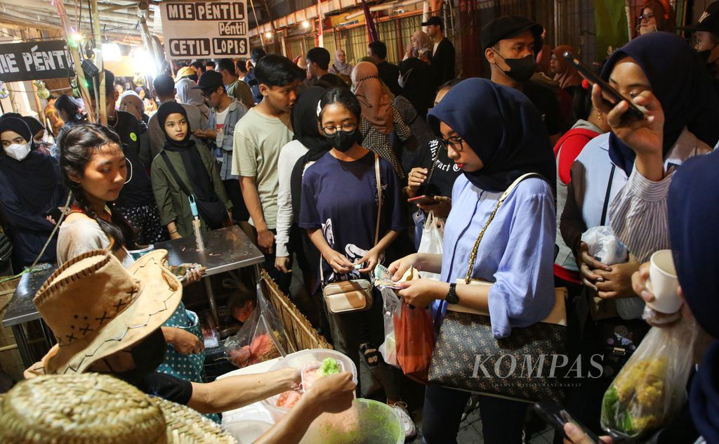 Pengunjung membeli jajanan jadul rambut nenek di salah satu stan peserta Pasar Kangen 2023 di Taman Budaya Yogyakarta, Kota Yogyakarta, Rabu (2/8/2023) malam. 
