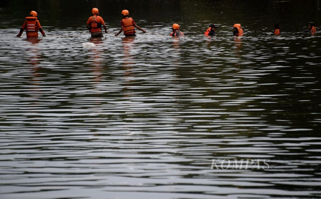 Tim SAR gabungan mencari Jenazah Mohammad Pradita Safila (14) yang tenggelam saat mencari ikan di Sungai Kalimas, Surabaya, Jawa Timur, Rabu (21/10/2020). Mohammad Pradita tersangkut di lumpur dasar sungai sebelum akhirnya dapat ditemukan oleh tim penyelam. Jenazah ditemukan setelah dilakukan pencarian selama dua hari.