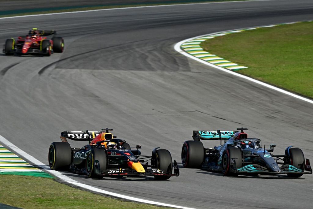 Pebalap Red Bull, Max Verstappen (kiri), bersaing ketat dengan pebalap Mercedes, George Russel (kanan), pada sesi balapan sprint  Grand Prix Formula 1 Brasil di Autodromo Jose Carlos Pace Interlagos, Sao Paulo, Minggu (13/11/2022) dini hari WIB.