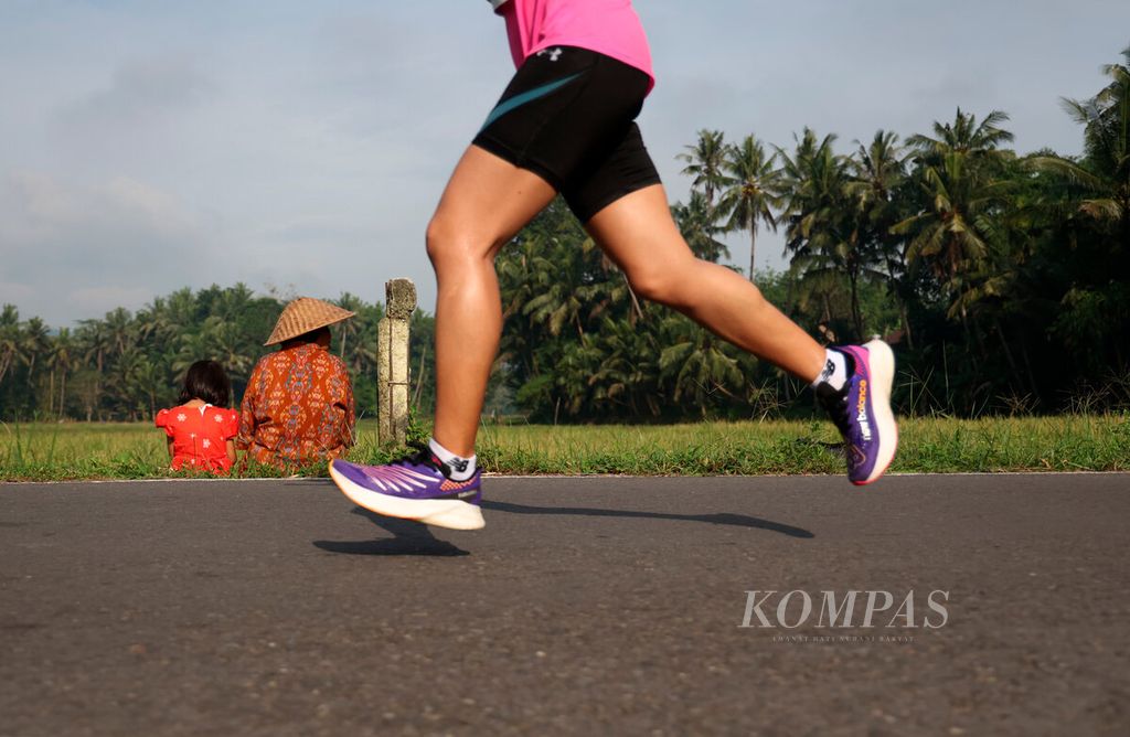 Langkah kaki pelari kategori Elite Race Borobudur Marathon 2022 Powered by Bank Jateng saat menyelesaikan rute sejauh 42,195 kilometer di kawasan Candi Borobudur, Jawa Tengah, Sabtu (12/11/2022). 