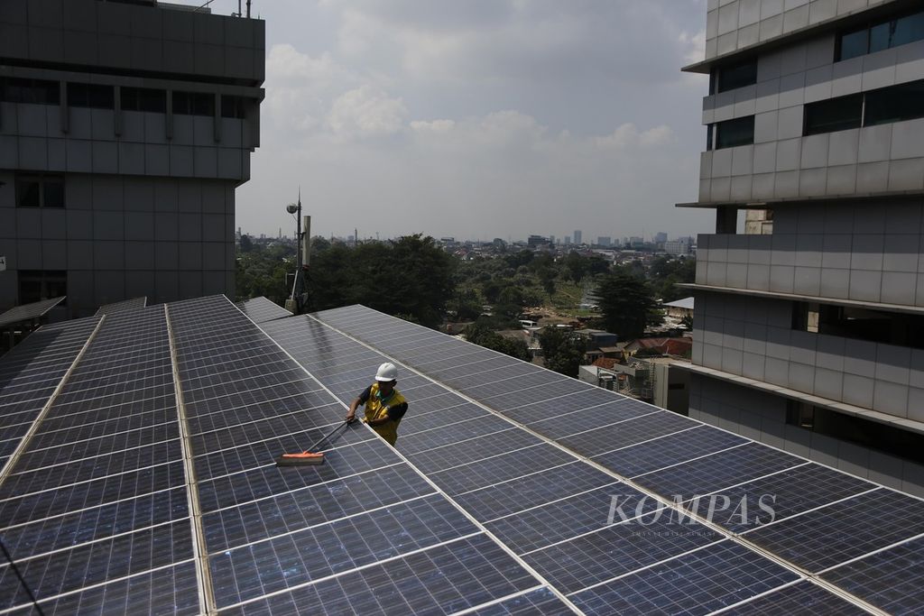 Technicians maintain the solar panels installed on the roof of the Directorate General of Electricity Ministry of Energy and Mineral Resources (ESDM) building in Jakarta on Friday (5/5/2023). Based on data from the Ministry of Energy and Mineral Resources (ESDM), Indonesia's potential for new and renewable energy reaches 3,686 gigawatts, and the portion that has been utilized is 10,889 megawatts.