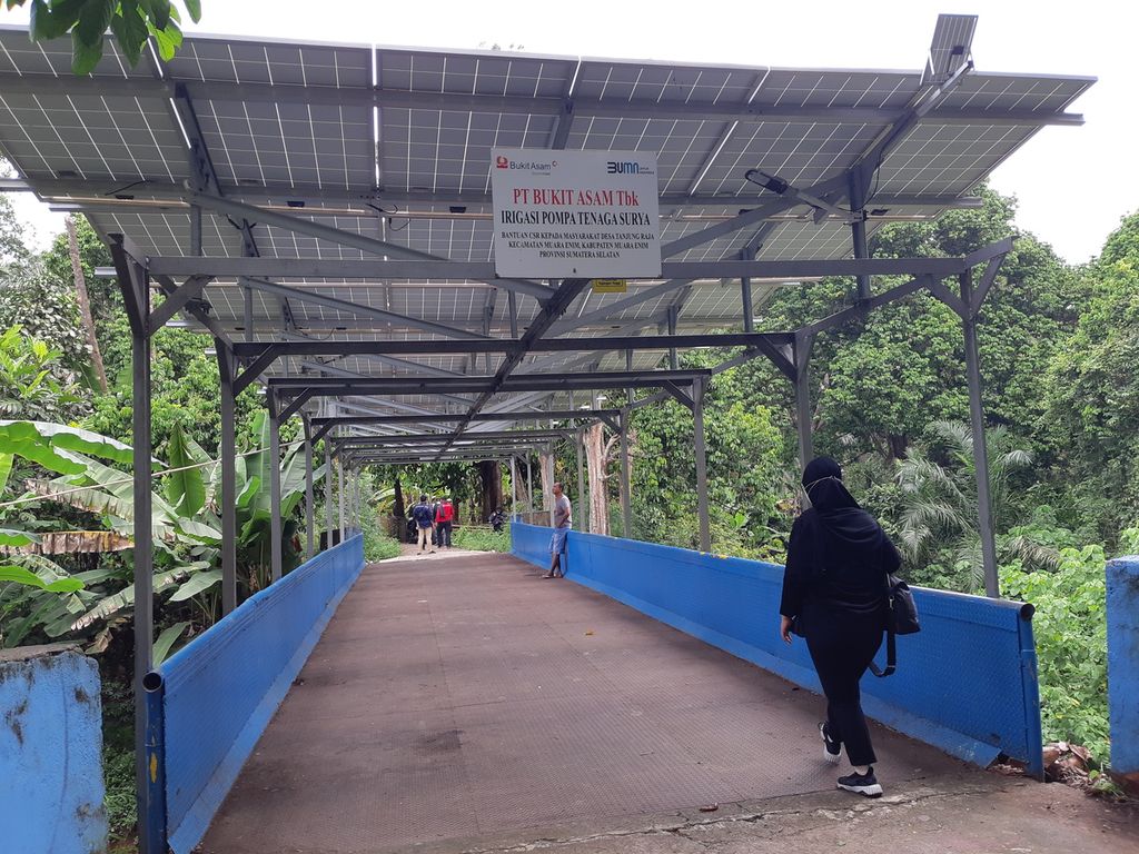Solar panels installed on a bridge in Tanjung Raja Village, Muara Enim District, Muara Enim Regency, South Sumatra, Thursday (11/18/2021). This Solar Power Plant generates electricity to flow water from the Enim River to the rice fields of residents in the village.