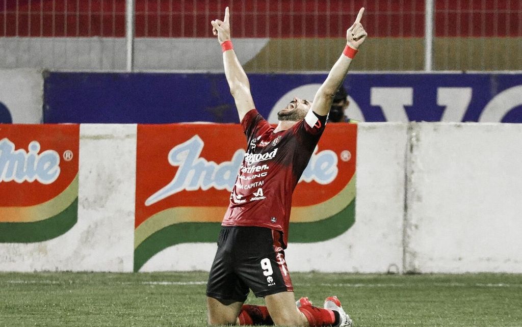 Penyerang Bali United, Ilija Spasojevic, merayakan golnya ke gawang Persija Jakarta pada laga BRI Liga 1 di Stadion I Gusti Ngurah Rai, Kota Denpasar, Minggu (6/3/2022). Bali United menang, 2-1.