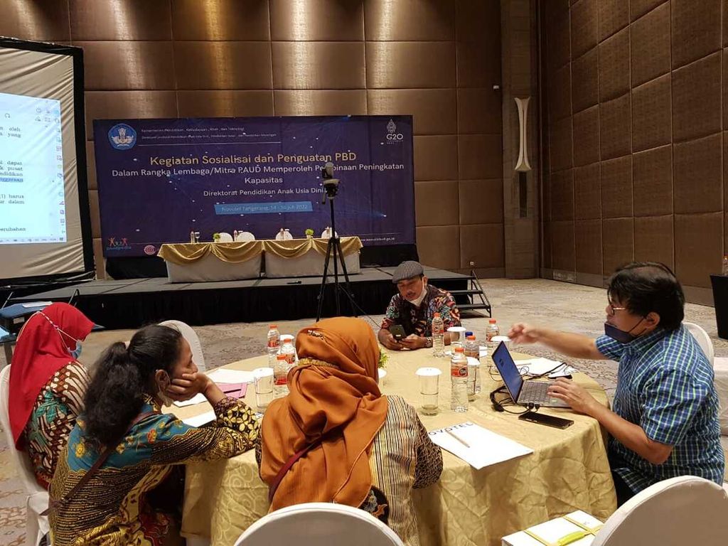Koordinator Bidang Tata Kelola Direktorat PAUD Kemdikbudristek, Muhammad Ngasmawi (kanan) berdiskusi dengan peserta sosialisasi pedoman Perencanaan Berbasis Data di Tangerang, Banten, Kamis (14/7/20220). 
