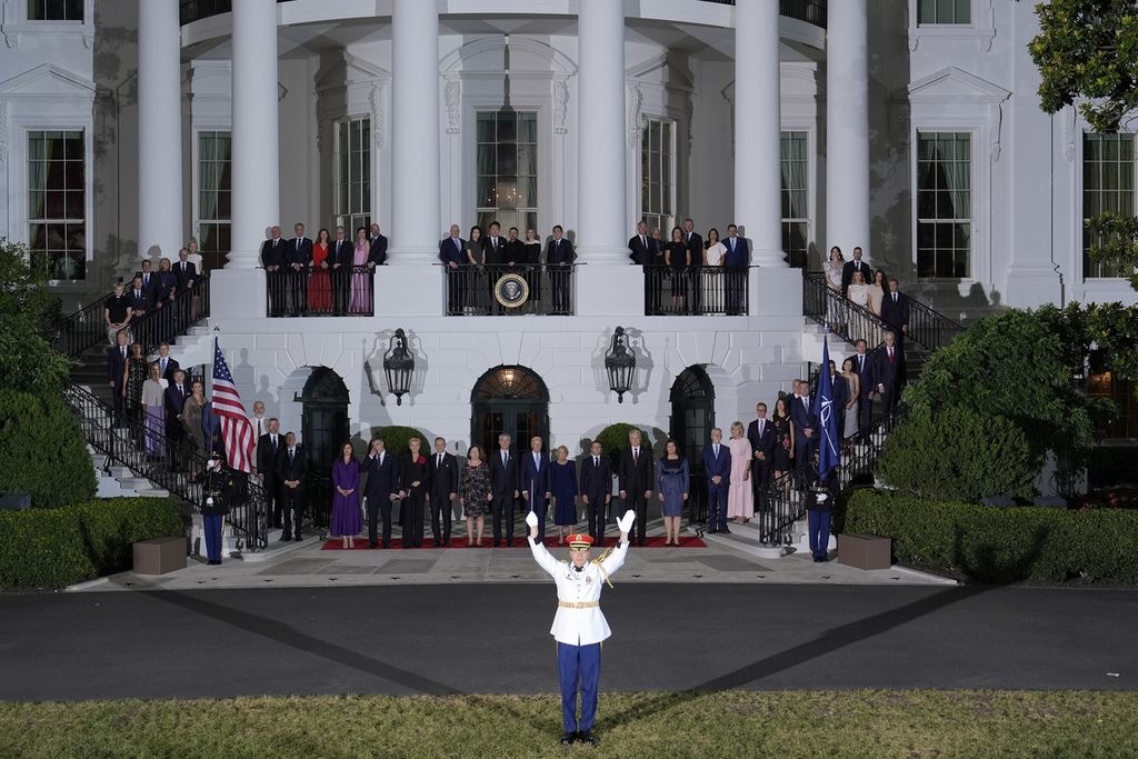 Presiden AS Joe Biden menyambut negara-negara anggota NATO di Gedung Putih, Washington, Rabu (10/7/2024), pada KTT NATO. 