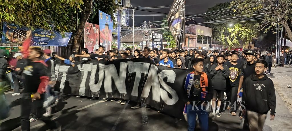 Peringatan HUT Arema pada 11 Agustus dirayakan dengan ribuan Aremania dari berbagai wilayah melakukan <i>long march</i> dari Stadion Gajayana menuju kawasan Kayutangan, Kota Malang, Jatim, Kamis (10/08/2023) malam hingga dini hari. 