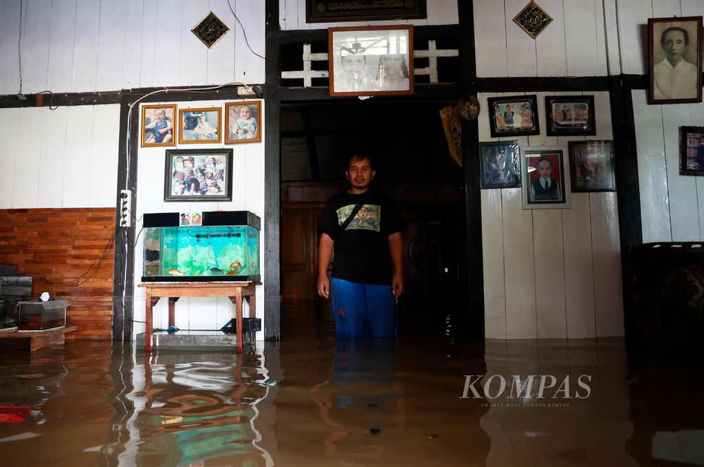 Salah satu banjir terbesar dalam lima tahun ini menggenangi rumah warga di Kecamatan Gubug, Kabupaten Grobogan, Jawa Tengah, Selasa (6/2/2024). 