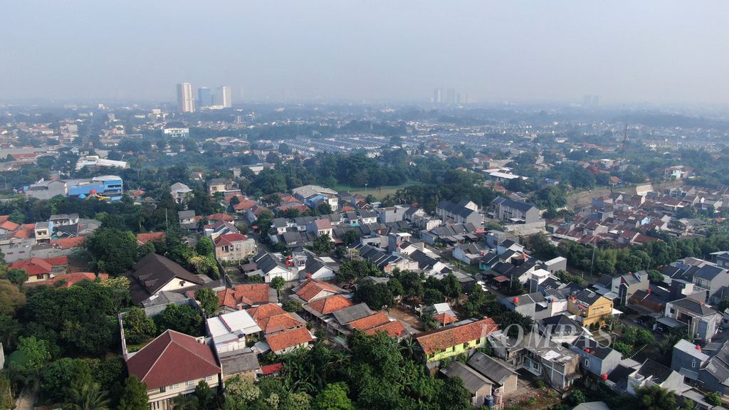Kepadatan permukiman penduduk di Serpong, Tangerang Selatan, Banten, Jumat (22/7/2022). Serpong menjadi salah satu kawasan di Tangerang Selatan yang padat penduduk. Banyak kompleks perumahan yang tumbuh di tempat ini. Selain akses jalan tol, Serpong juga terjangkau dengan angkutan umum KRL Commuterline. 