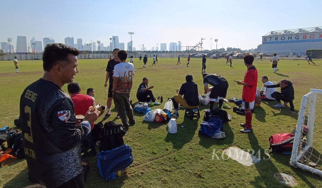Suasana pertandingan sepak bola yang dilakukan komunitas diaspora Indonesia di lapangan Doha Sports Club di Al Egla, Lusail, Minggu (20/1/2024). 