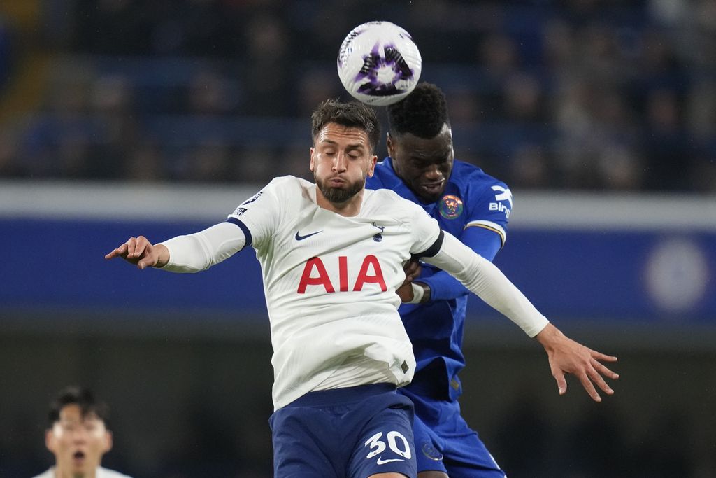 Gelandang Tottenham Hotspur, Rodrigo Bentancur, berduel di udara dengan bek Chelsea, Benoit Badiashile, dalam pertandingan Liga Inggris antara Chelsea dan Tottenham Hotspur di Stadion Stamford Bridge, London, Inggris, Jumat (3/5/2024) dini hari WIB. 