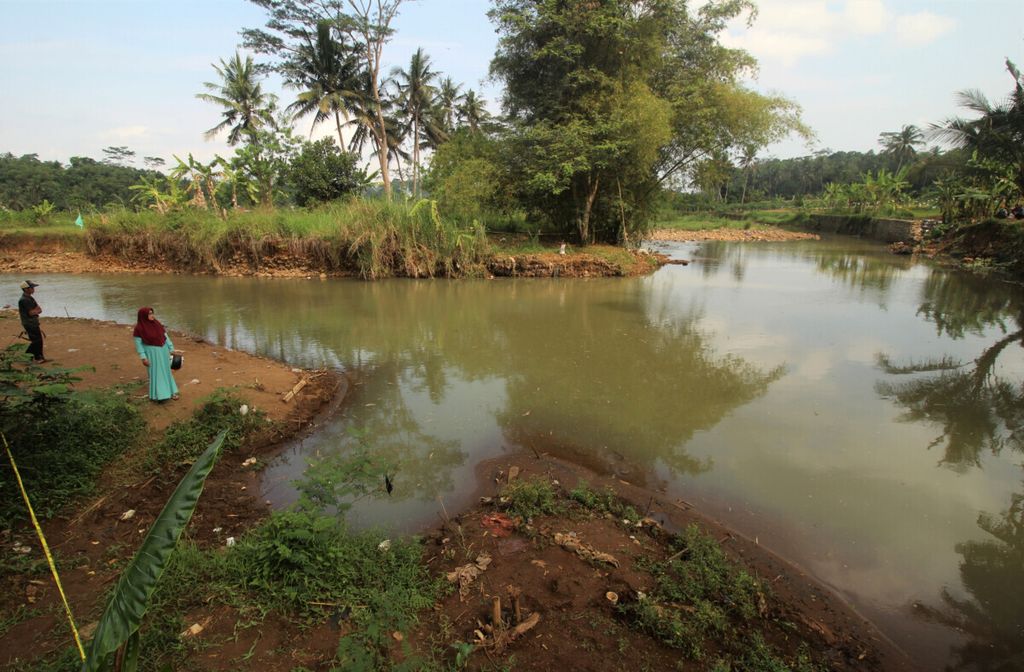 Warga mendatangi Sungai Cileueur di Dusun Wetan, Desa Utama, Kabupaten Ciamis, Jawa Barat, Sabtu (16/10/2021). Sejumlah 11 siswa Madrasah Tsanawiyah Harapan Baru, Ciamis, tewas tenggelam saat mengikuti kegiatan susur sungai.