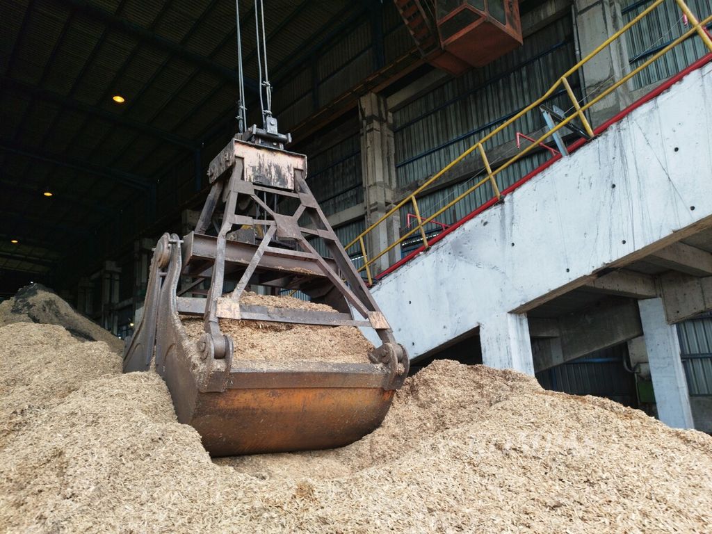 Pasokan <i>wood chip </i>sebagai pencampur batubara di Pembangkit Listrik Tenaga Uap (PLTU) Air Anyir, Kabupaten Bangka, Kepulauan Bangka Belitung, Senin (10/7/2023). PLTU berkapasitas 2 X 30 megawatt (MW) itu membutuhkan 1.500 ton sampai 1.800 ton <i>wood chip </i>per bulan sebagai <i>co-firing </i>dengan bauran biomassa 5 persen.