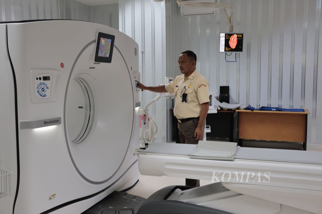 Petugas menunjukkan alat CT <i>scan</i> 256 <i>piece</i> di RS Pusat Pertahanan Negara, Jakarta, Senin (19/2/2024).