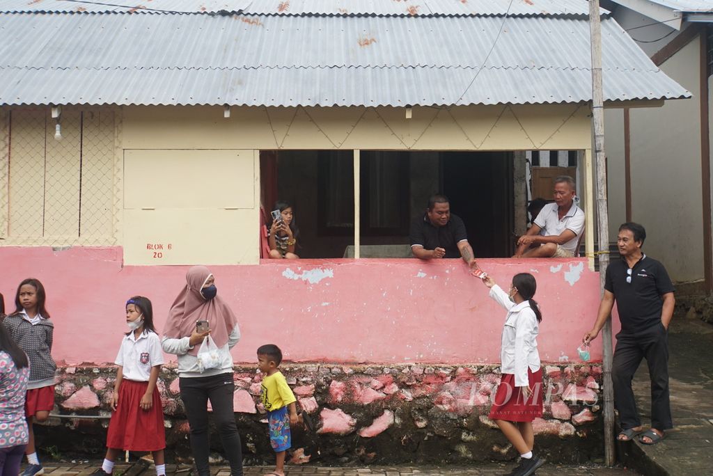 Masyarakat tampak beraktivitas, Rabu (11/5/2022), di kompleks relokasi korban banjir bandang 2014 yang terletak di Kelurahan Pandu, Manado, Sulawesi Utara.
