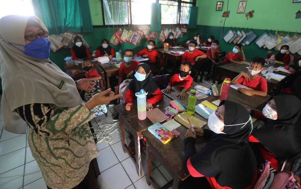 Siswa mengikuti pembelajaran tatap muka mengawali kegiatan belajar pada tahun ajaran baru 2022/2023 di SDN 09 Pondok Kelapa, Jakarta, Kamis (14/7/2022).