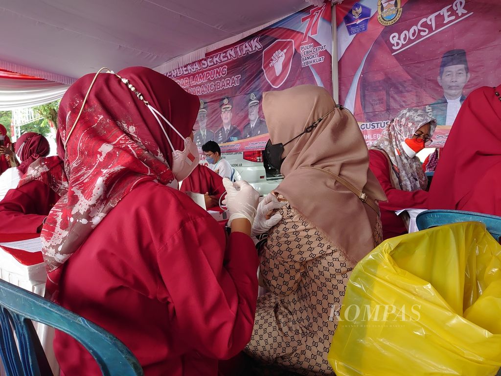 Petugas kesehatan memberikan layanan vaksinasi untuk warga dalam kegiatan vaksinasi merdeka yang digelar di Bandar Lampung, Kamis (18/8/2022). 