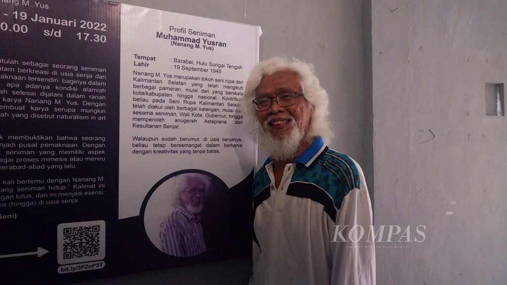 Muhammad Yusran alias Nanang M Yus saat dijumpai di Galeri Seni Rupa Solihin, Taman Budaya Provinsi Kalimantan Selatan, di Kota Banjarmasin, Rabu (12/1/2022). Di lokasi tersebut, pelukis senior Kalsel itu menggelar pameran tunggal dan memamerkan 26 lukisannya.