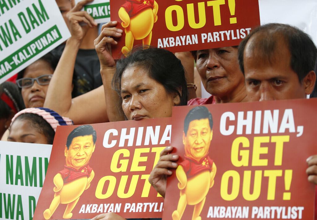 Dalam foto dokumentasi pada 21 November 2018 ini, para pengunjuk rasa berorasi di luar Konsulat China untuk memprotes kunjungan Presiden China Xi Jinping di Manila, Filipina. Filipina pada Rabu (22/4/2020) memprotes deklarasi China atas wilayah Laut China Selatan, yang diklaim Manila, sebagai bagian dari wilayah China.