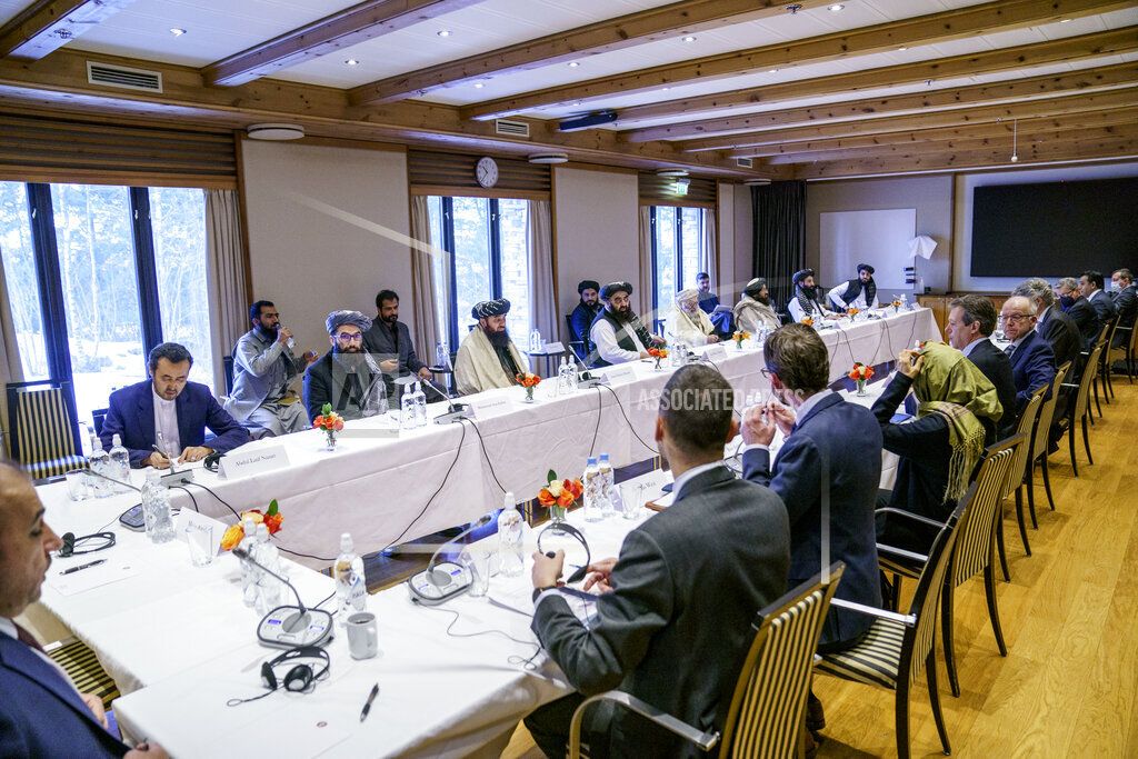 Perwakilan sejumlah negara Barat bertemu dengan perwakilan Taliban pada pertemuan di Oslo, Norwegia, Senin (24/1/2022). (Stian Lysberg Solum/NTB via AP)