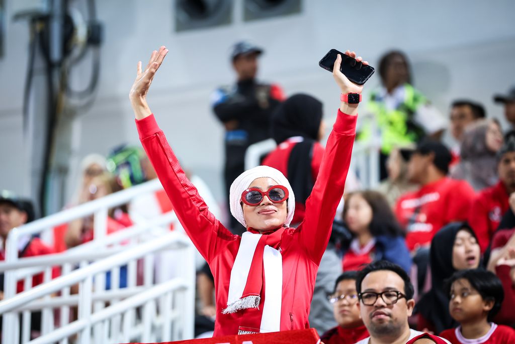 Aksi suporter Indonesia saat memberikan dukungan ketika melawan Korea Selatan pada pertandingan perempat final Piala Asia U-23 2024 di Stadion Abdullah bin Khalifa, Doha, Qatar, Jumat (26/4/2024) dini hari WIB. Indonesia mengalahkan Korea Selatan melalui adu tendangan penalti. Kemenangan ini mengantarkan Indonesia lolos ke babak semifinal. 