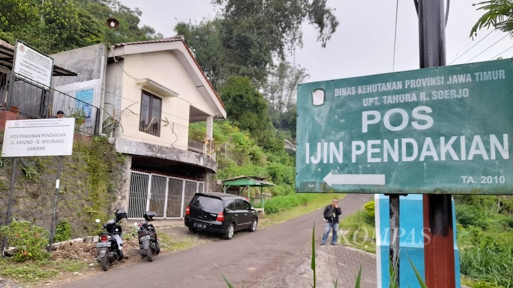 Pos Pendakian Gunung Arjuno di Desa Wonorejo, Kecamatan Lawang, Kabupaten Malang, Jawa Timur, Senin (4/7/2022).