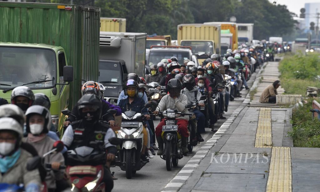 Kendaraan memadati Jalan Daan Mogot, Jakarta Barat, Sabtu (27/3/2021). Kemacetan lalu lintas di Jakarta meningkat di tengah situasi pandemi Covid-19. Mobilitas warga di Jakarta dan sekitarnya cenderung tinggi meski pemerintah memberlakukan pembatasan kegiatan masyarakat berskala mikro untuk mengendalikan penularan Covid-19. KOMPAS/RADITYA HELABUMI 27-03-2021