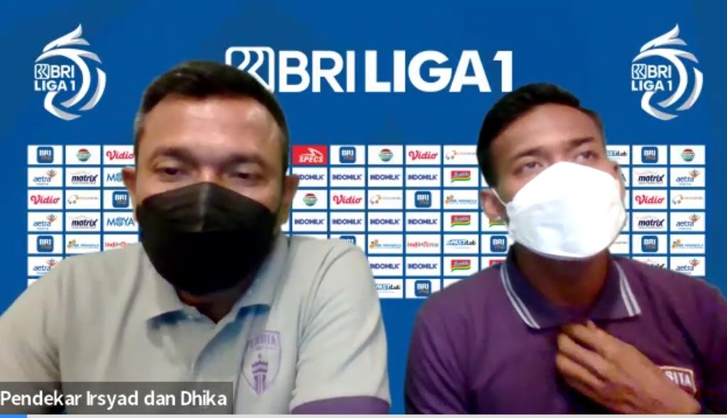 Tangkapan layar dari tayangan jumpa pers secara daring, Selasa (25/1/2022), yang diikuti Pelatih Persita Tangerang Widodo Cahyono Putro (kiri) bersama pemain Persita, Muhammad Toha.