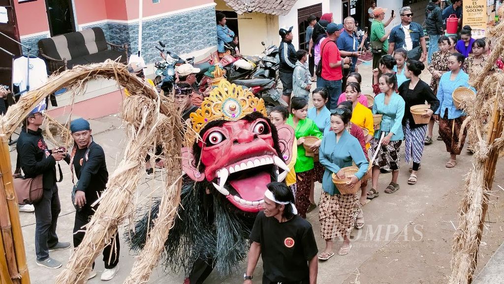 Kirab dilakukan para seniman, penampil dalam Festival Lima Gunung XXII di sepanjang jalan di Dusun Sudimoro, Desa Baleagung, Kecamatan Grabag, Kabupaten Magelang, Jawa Tengah, Minggu (27/8/2023).