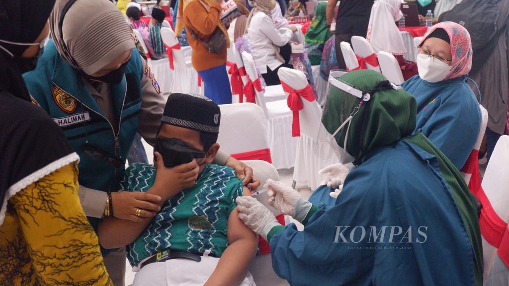Seorang anak divaksin dalam kegiatan vaksinasi Covid-19 serentak yang digelar Polda Kalsel di Gedung Sultan Suriansyah, Kota Banjarmasin, Kamis (10/2/2022).