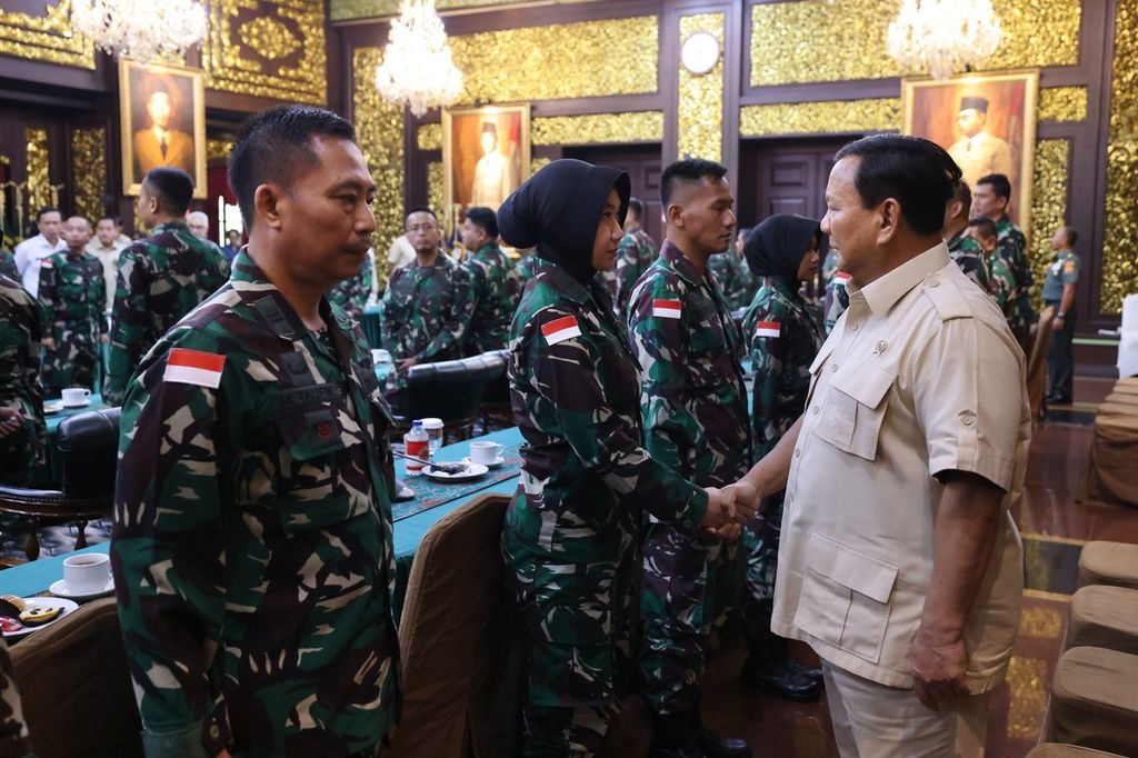 Menteri Pertahanan Prabowo Subianto mengucapkan selamat berjuang kepada empat puluh tenaga kesehatan yang bersiap berangkat ke RS Al Arish, Mesir, Rabu (7/8/2024).