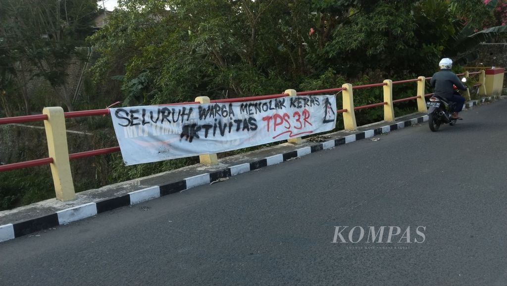 Spanduk penolakan warga terhadap keberadaan fasilitas pengolahan sampah milik Pemerintah Kota Yogyakarta di wilayah Desa Jagalan, Kecamatan Banguntapan, Kabupaten Bantul, DI Yogyakarta, seperti terlihat pada Kamis (6/6/2024).