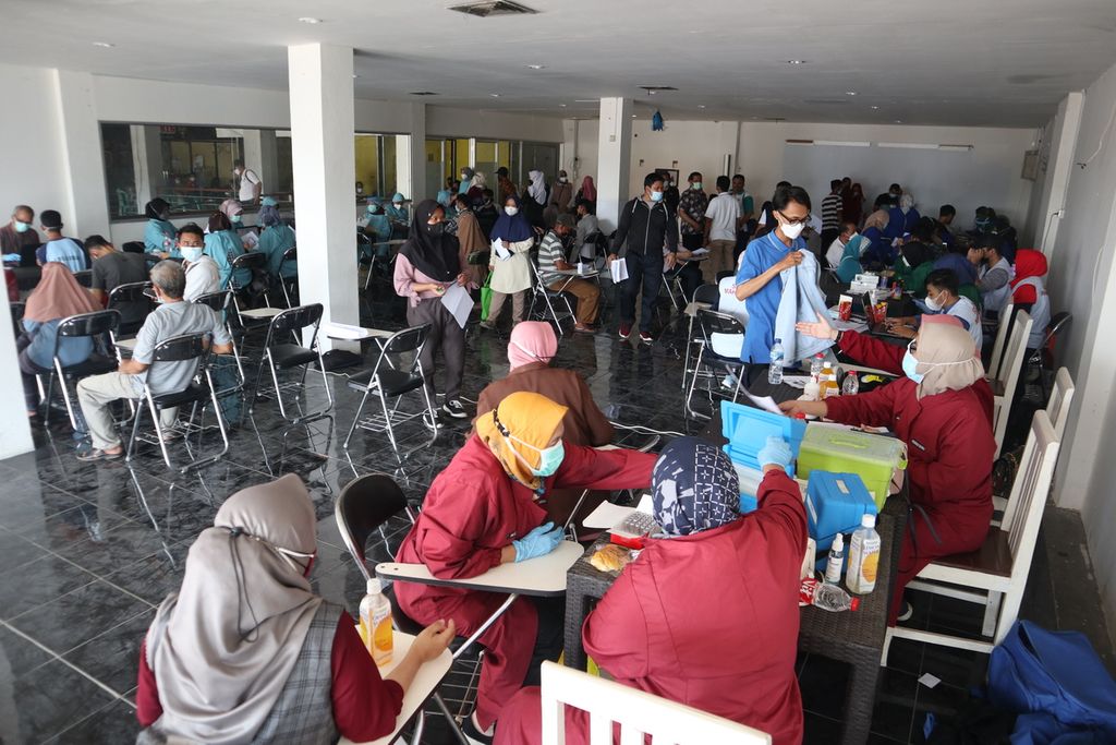Pedagang pasar dan masyarakat umum menjalani vaksinasi Covid-19 di Pasar Gunung Sari Trade Center, Kota Cirebon, Jawa Barat, Sabtu (18/9/2021). Kegiatan tersebut menyiapkan 500 dosis vaksin.