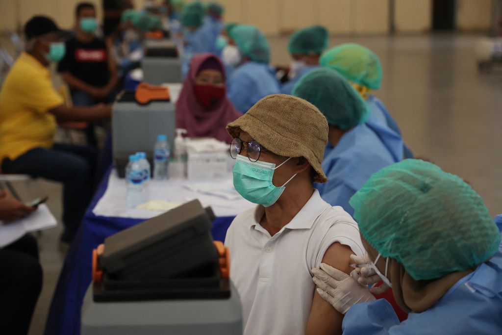 Petugas medis menyuntikkan vaksin penguat kepada warga lanjut usia di Jogja Expo Center, Kecamatan Banguntapan, Bantul, DI Yogyakarta, Sabtu (15/1/2022).
