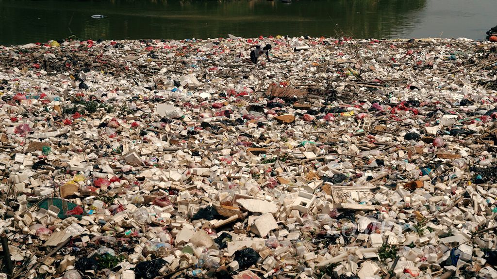 Pemulung di antara tumpukan sampah di Sungai CBL di Desa Sukajaya, Kecamatan Cibitung, Kabupaten Bekasi, Jawa Barat, Kamis (12/8/2021). 