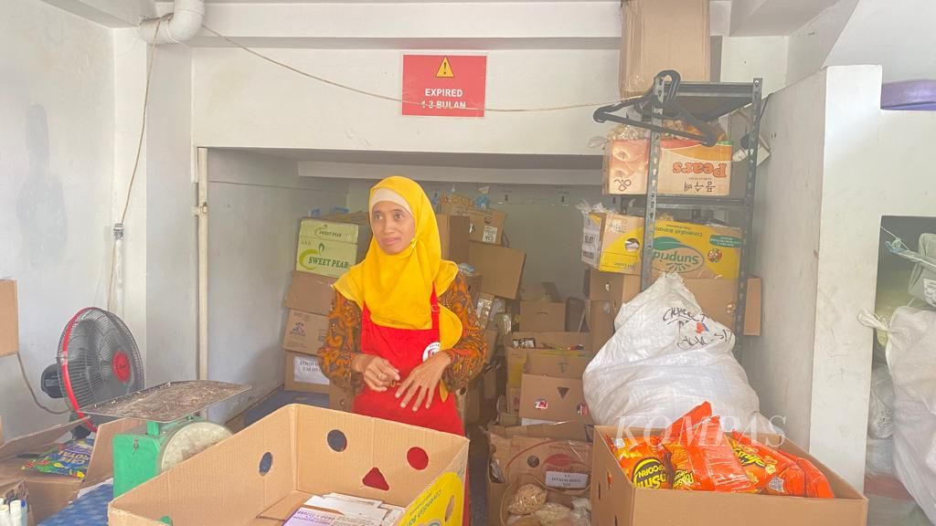 Petugas sortir Foodbank of Indonesia, Suryati, saat menyortir beberapa produk makanan, Rabu (1/11/2023).