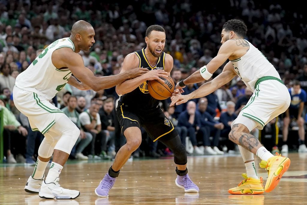Pemain Golden State Warriors Stephen Curry (30) dikawal dua pemain Boston Celtics Al Horford (nomor 42) dan Jayson Tatum (0) pada laga keempat final NBA di TD Garden, Boston, Sabtu (11/6/2022). Pada laga itu Warriors menang dengan skor 107-97 dan membuat kedudukan imbang 2-2. 