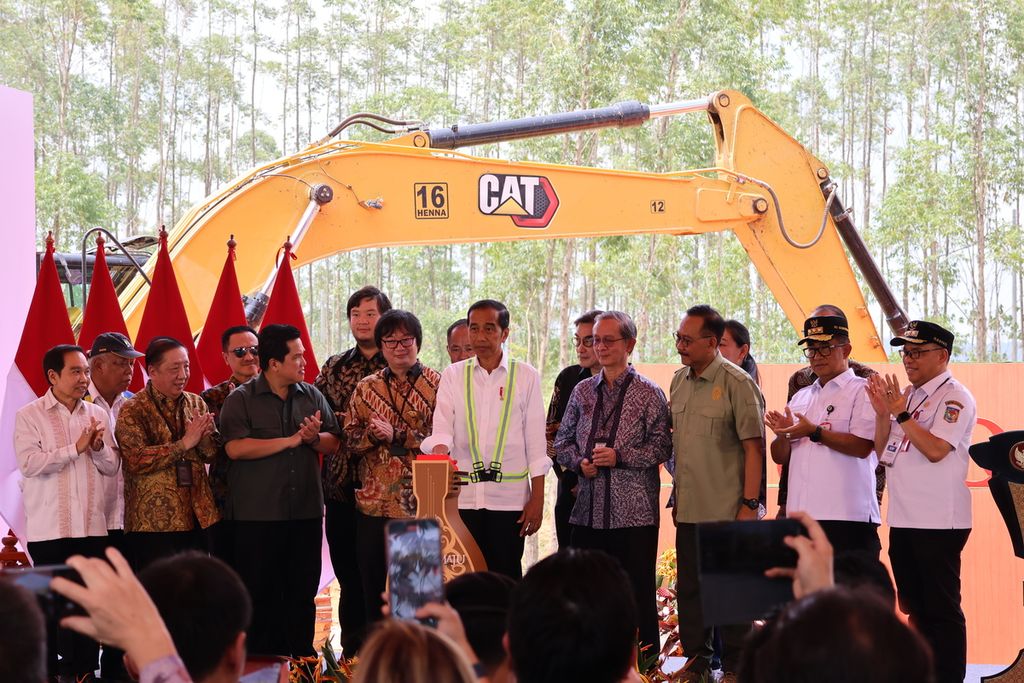 Presiden Joko Widodo meresmikan dimulainya pembangunan superblok Pakuwon Nusantara di kawasan inti pusat pemerintahan IKN, Provinsi Kalimantan Timur, Rabu (1/11/2023).