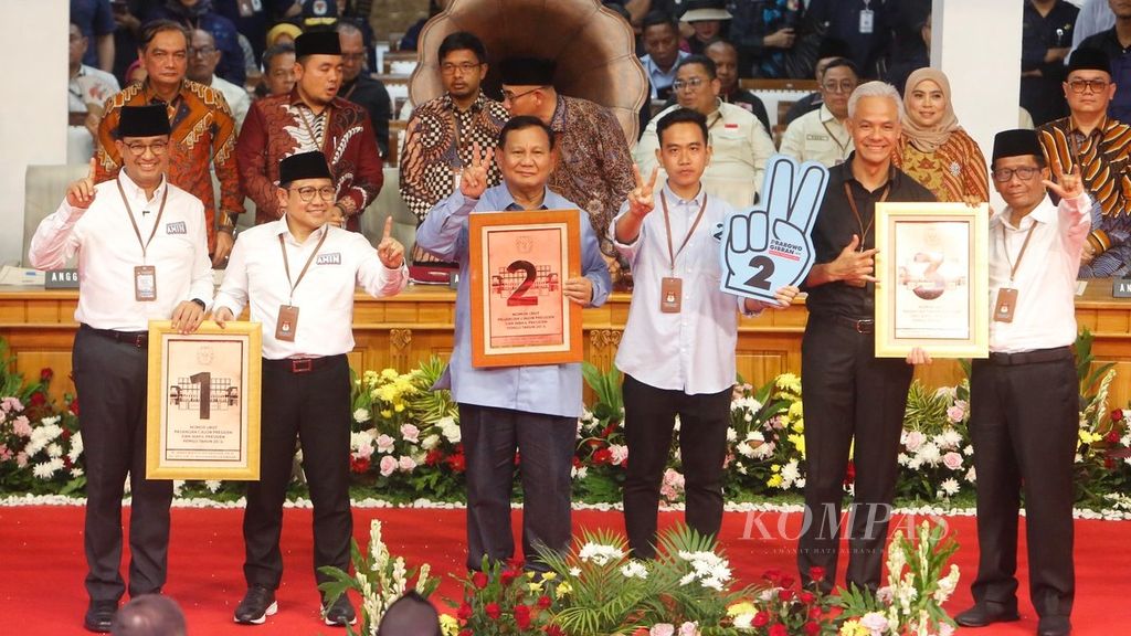 Tiga pasangan calon foto bersama seusai rapat pleno terbuka pengundian dan penetapan nomor urut dalam Peilpres 2024 di Kantor KPU, Jakarta, Selasa (14/11/2023). Berdiri dari kiri ke kanan pasangan Anies Baswedan-Muhaimin Iskandar (nomor urut 1), pasangan Prabowo Subianto-Gibran Rakabuming Raka (nomor urut 2), dan pasangan Ganjar Pranowo-Mahfud MD (nomor urut 3).