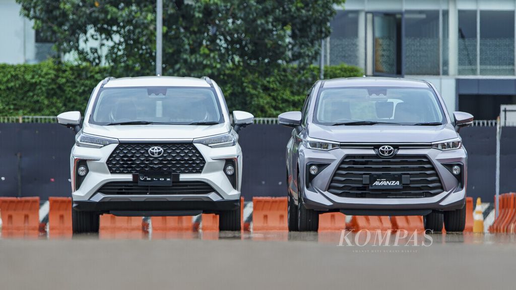  Toyota Veloz (kiri) dan Toyota Avanza saat pengujian perdana di Toyota Driving Experience PT Toyota-Astra Motor, Jakarta, November 2021. 