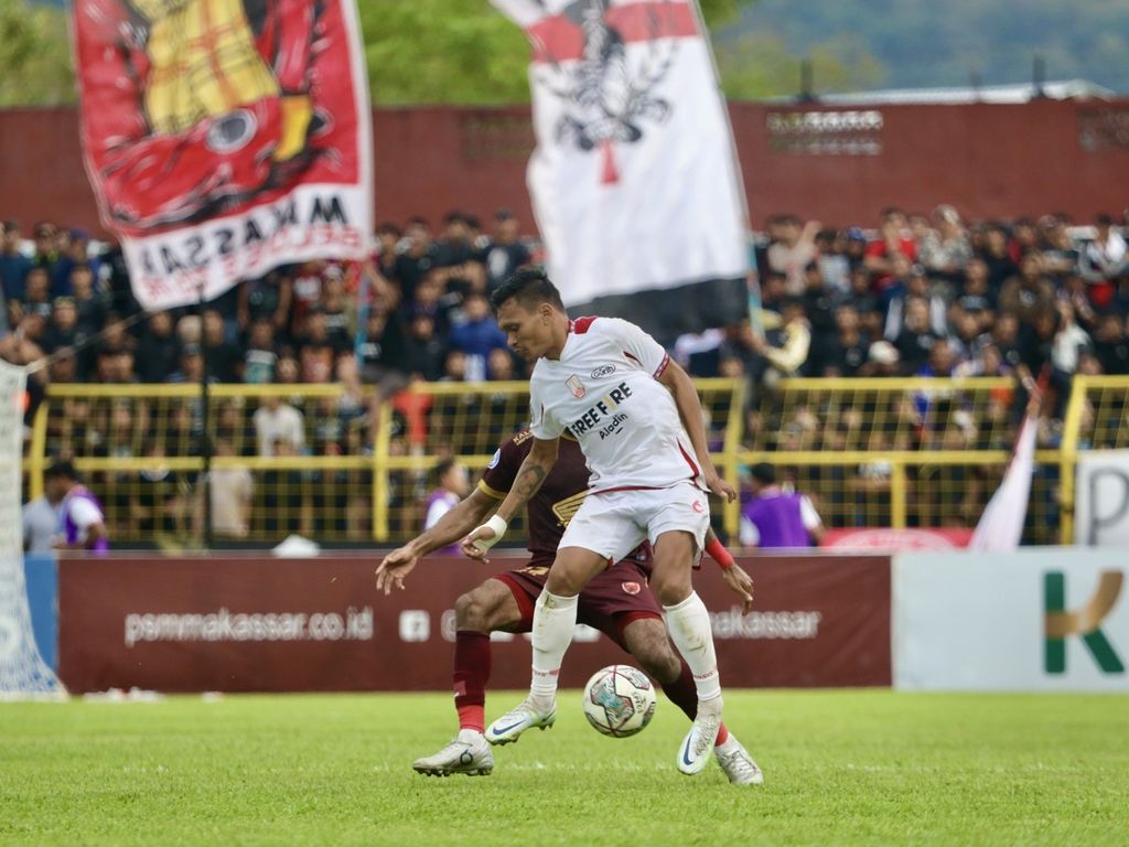 Penyerang Persis Solo, Ferdinan Sinaga, menguasai bola di tengah kawalan pemain PSM, Yance Sayuri, pada laga kedua tim di Stadion Gelora BJ Habibie, Parepare, Sulawesi Selatan, Minggu (5/3/2023). Persis kalah 2-3 dari tuan rumah. 