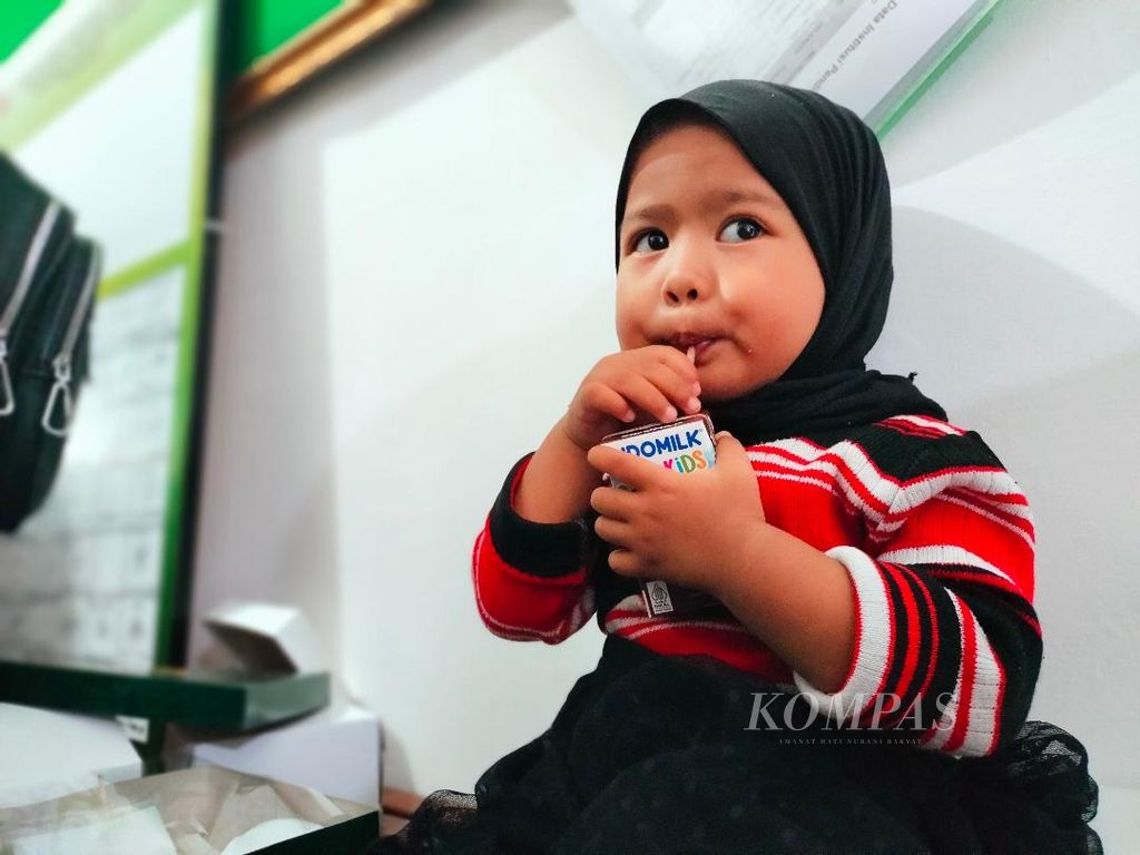 Seorang anak meminum susu yang didapatkannya dalam program pemberian makanan tambahan di Puskesmas Magelang Tengah, Kota Magelang, Jawa Tengah, Rabu (25/10/2023).