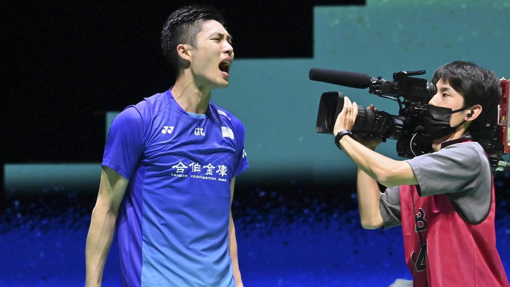 Chou Tien-chen dari Taiwan berteriak untuk melepaskan tekanan setelah berhasil mengalahkan Jonatan Christie. Tien Chen yang merupakan unggulan keempat akan berhadapan dengan Viktor Axelsen di babak semifinal. 
